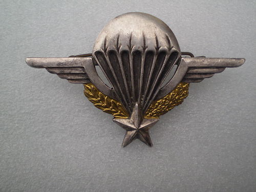 INSIGNES ET HABILLEMENT