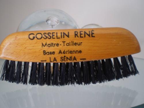 INSIGNES ET HABILLEMENT